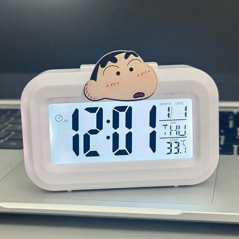 新型クレヨンしんちゃん目覚まし時計は夜光のベッドの頭の時計を持っています。|undefined