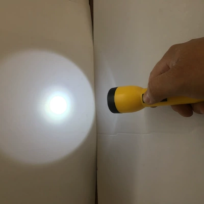 Old-fashioned flashlight with 2 AA batteries, durable for home use, emergency lighting during power outages, suitable for students and elderly, portable for outdoor use at night (UV fənərlər) - 98238-yellow-white-light-type-battery-not-included