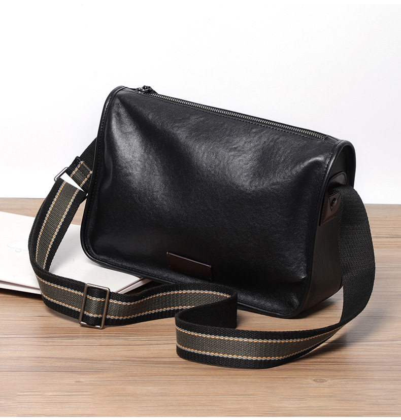 Túi đeo chéo nam da bò kiểu retro 29×11×17 cm — Màu đen da thực vật, Da cầm tay màu đen chi tiết 8