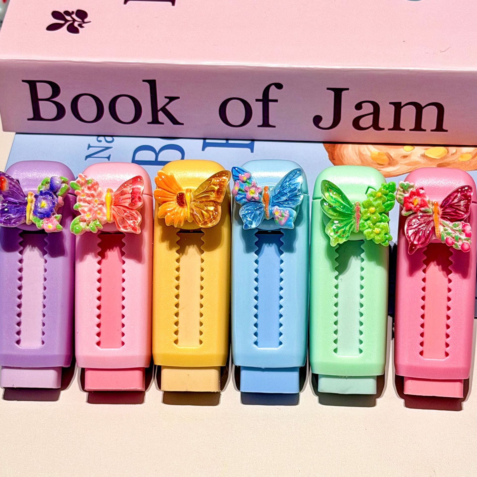 Papelería de dibujos animados de color mariposa empujando y tirando borradores de lápiz limpio borradores de lápiz limpio borradores de lápiz limpio