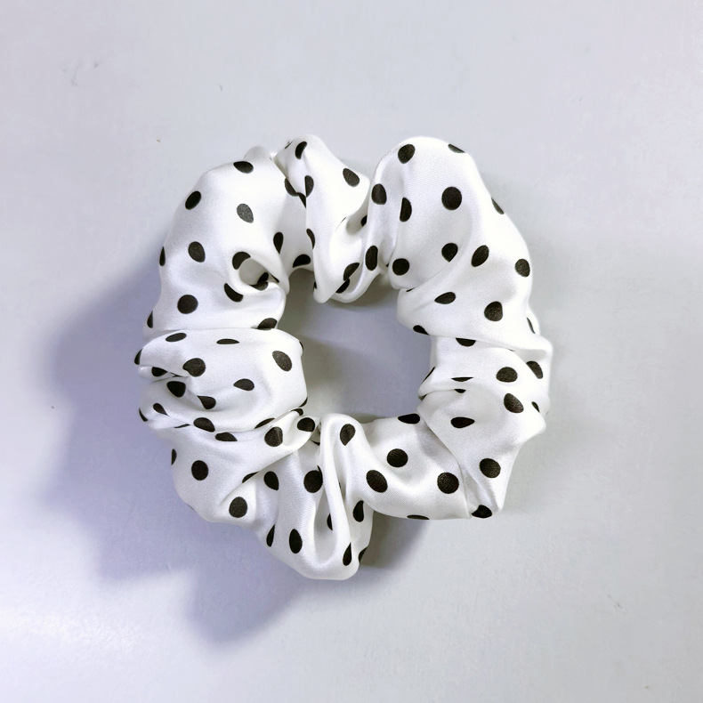 흰색 바탕에 검은 점 (16모미/ 4cm 면)