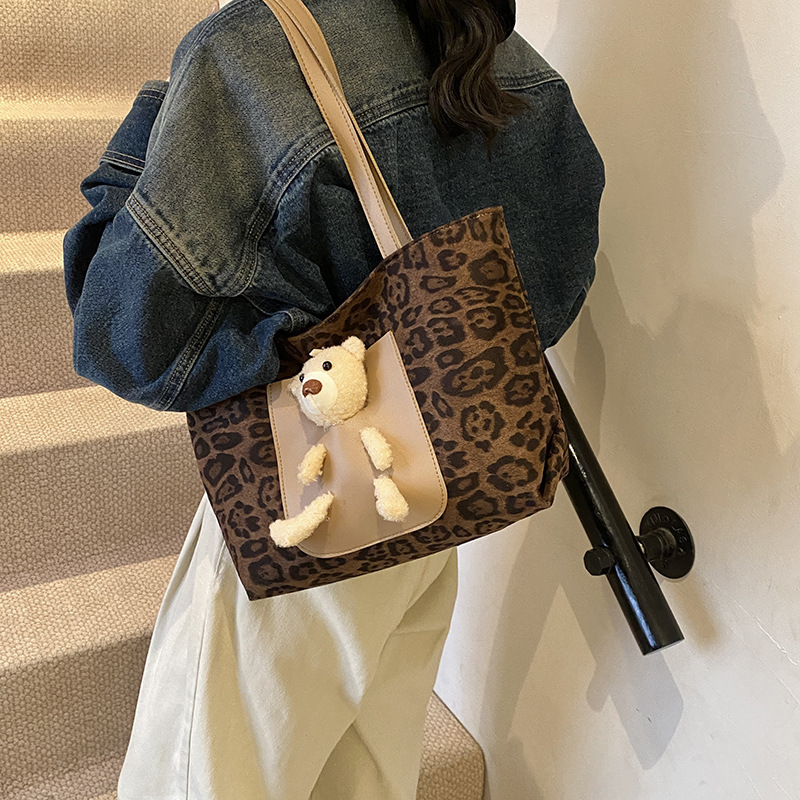 Bolsas de lona populares de este año para mujeres de gran capacidad 2024 nuevo otoño y invierno versátil bolsa de compras de hombro casuales bolsa especial