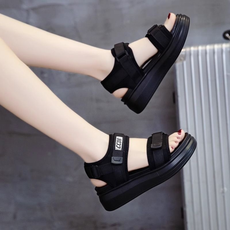 Sandalias deportivas especiales para mujeres 2026 verano nuevo tacones de moda zapatos de muffin de suela gruesa zapatos de playa para mujeres