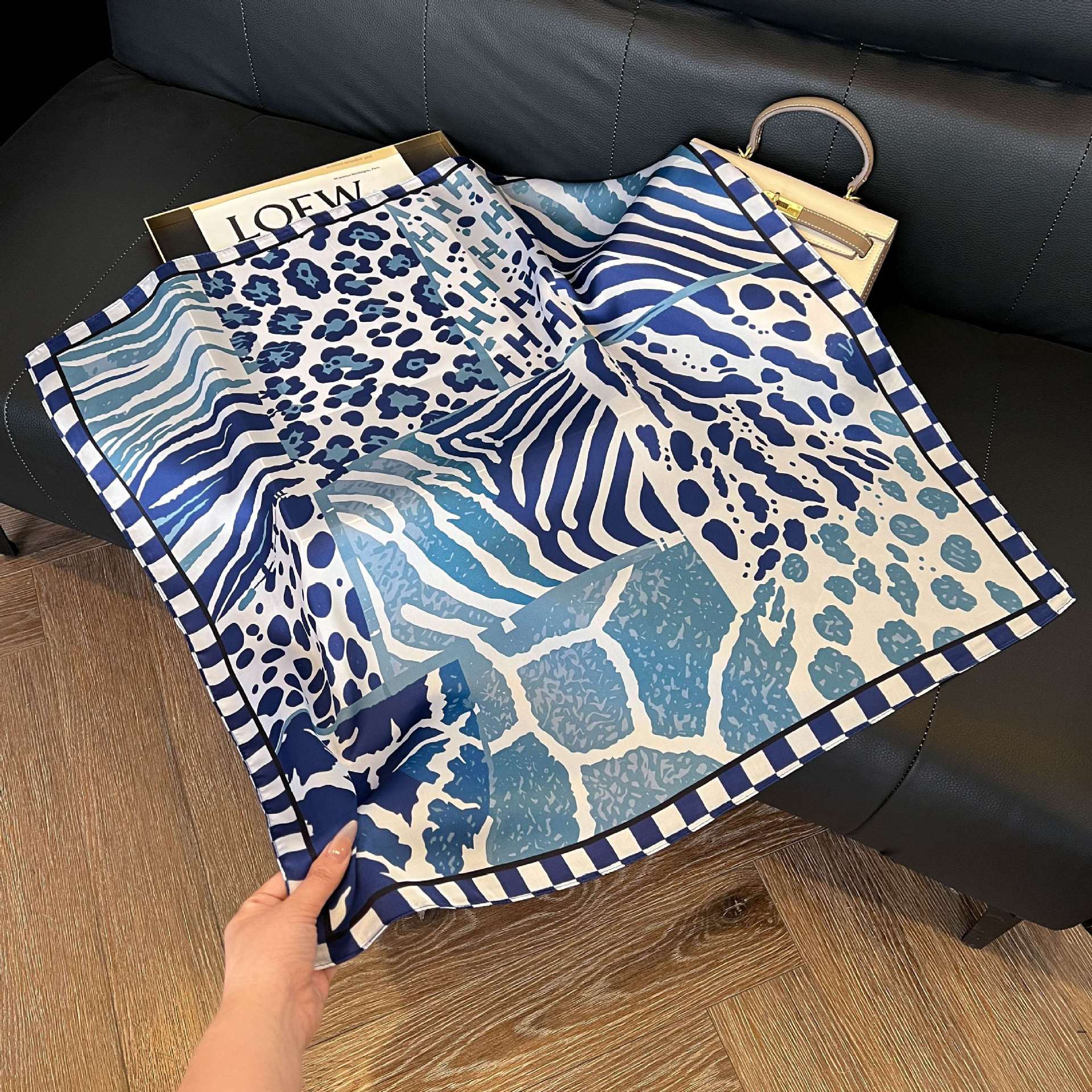 Transfronterizos nuevos bufandas de seda azul de alto nivel de seda cuadrada de simulación bufandas de moda de decoración de moda de combinación bolsa correa de pelo bufandas profesionales