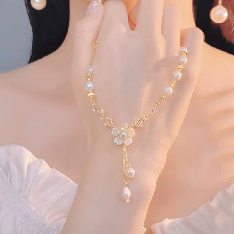 Collar largo elegante de perla de agua dulce con borla flor_voghion.com
