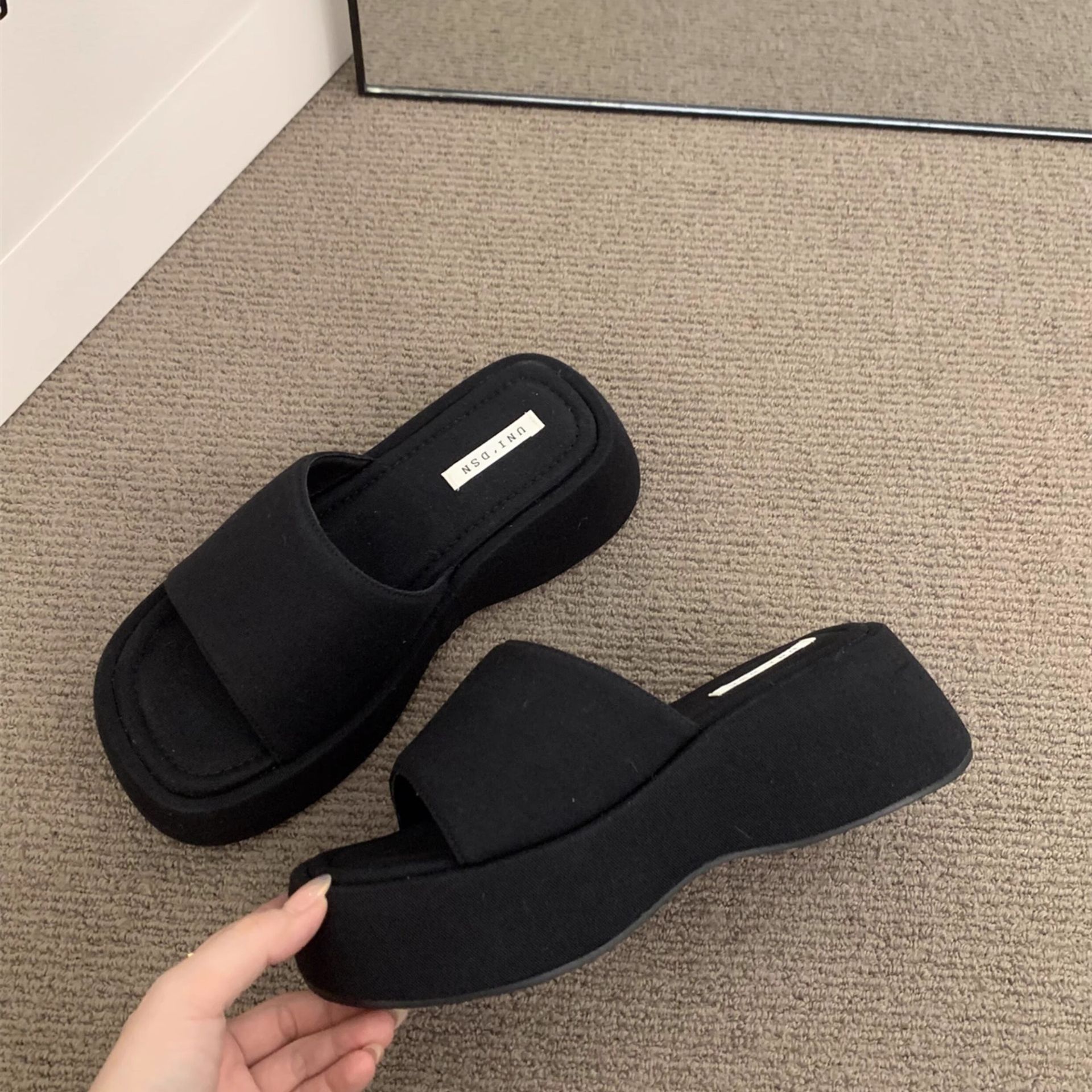 Thick-Soled Slippers for Women's Summer Outer Wear 2025 New Internet Celebrity Super Hot Sandals for Women's High-Heeled Beach Shoes Slippers