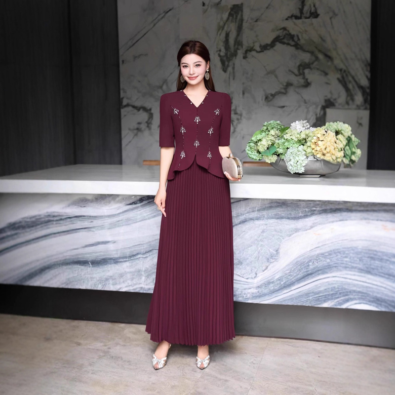 Burgundy Mother's Wedding Banquet Dress Set with Diamond V-Neck Short-Sleeved Top + Pleated Long Skirt for Mother-In-Law
