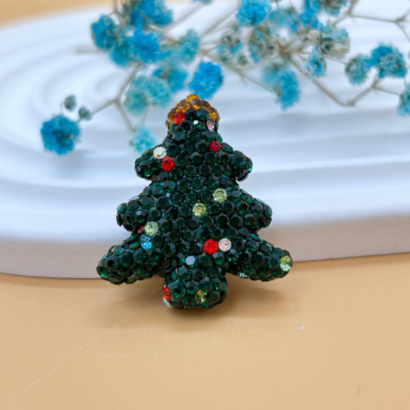 国境を越えてよく売れているクリスマスツリーの柔らかい陶泥はドリルのまっすぐな穴にビーズをつけます。|undefined
