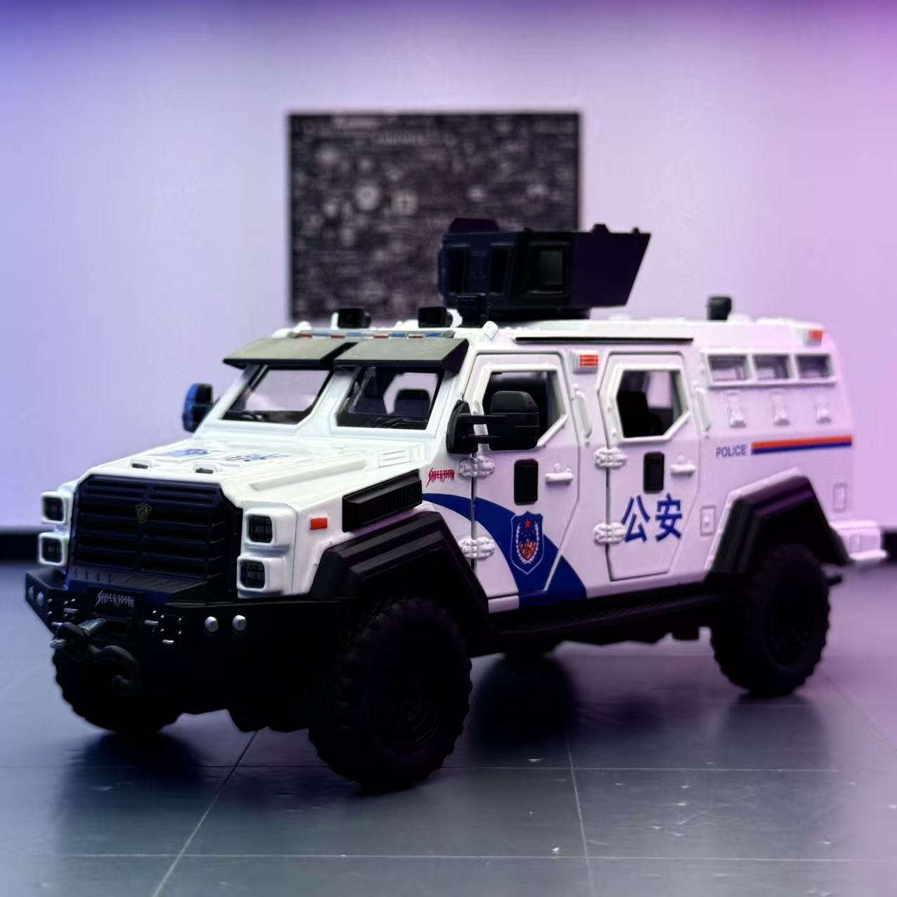 Coche a modelo de coche 1:32 tigre dientes de sable vehículo blindado aleación coche de policía todoterreno modelo de luz y sonido decoración juguetes para niños al por mayor