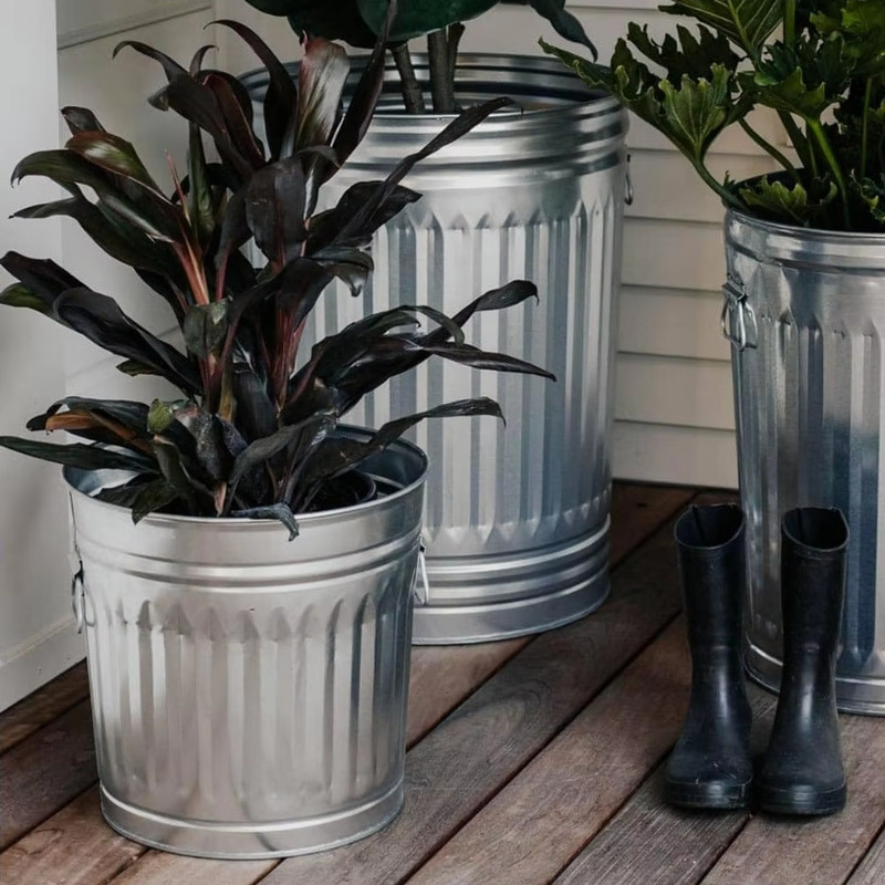 Direct from the manufacturer: 10-gallon galvanized steel weather-resistant trash can with lid, suitable for both indoor and outdoor use Direct from the manufacturer: 10-gallon galvanized steel weather-resistant trash can with lid, suitable for both indoor and outdoor use