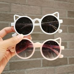 子供用メガネはキュートでファッショナブルな子猫サングラスです。子供が写真を撮るための紫外線防止サングラスです。丸いフレームです。
