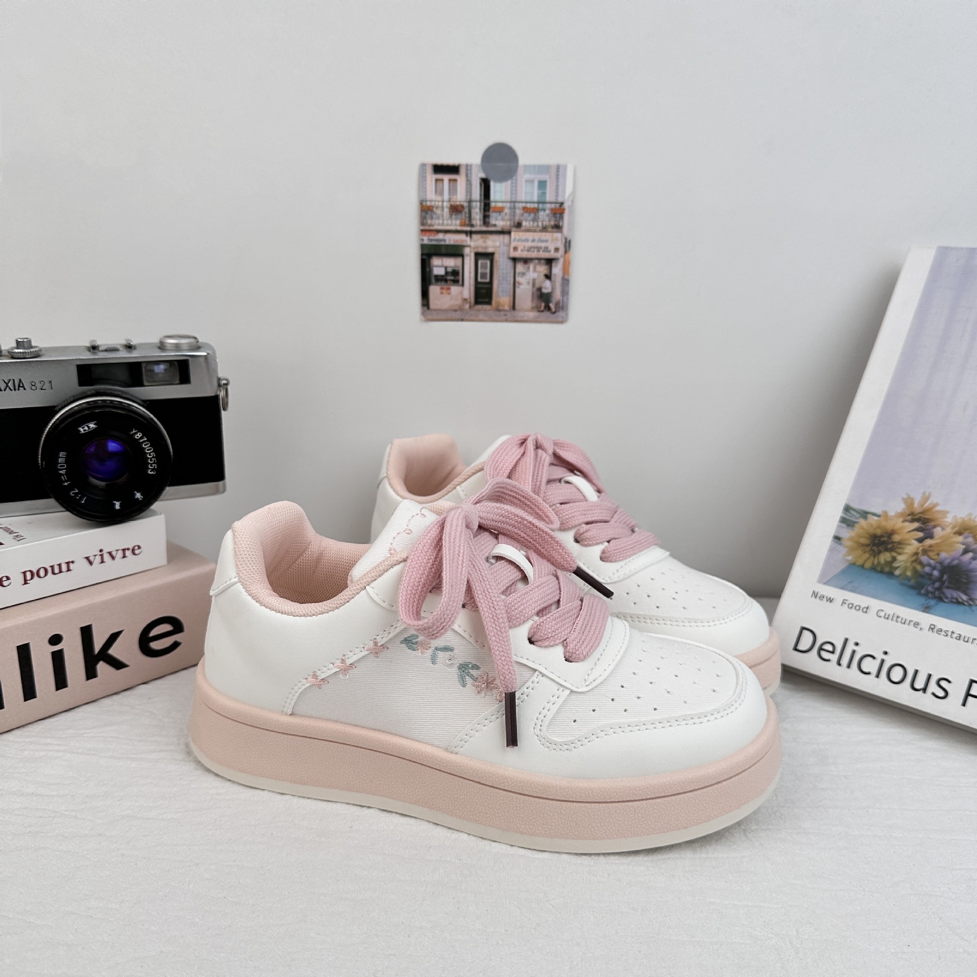 Zapatos de patinaje casuales de ondas distantes para mujeres 2025 verano pequeños zapatos blancos bordados frescos versátiles con suela gruesa aumentando el cabello de zapatos de pan