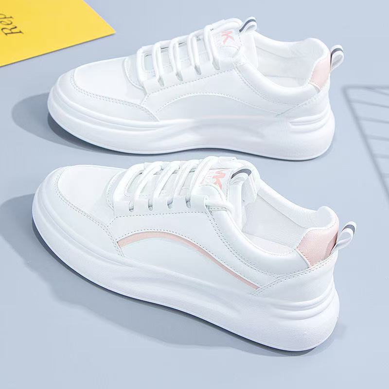 2025 primavera nuevos estudiantes Harajuku zapatos de skate pequeños zapatos blancos para mujeres versátiles coreanos zapatos de cuero deportivo de suela gruesa