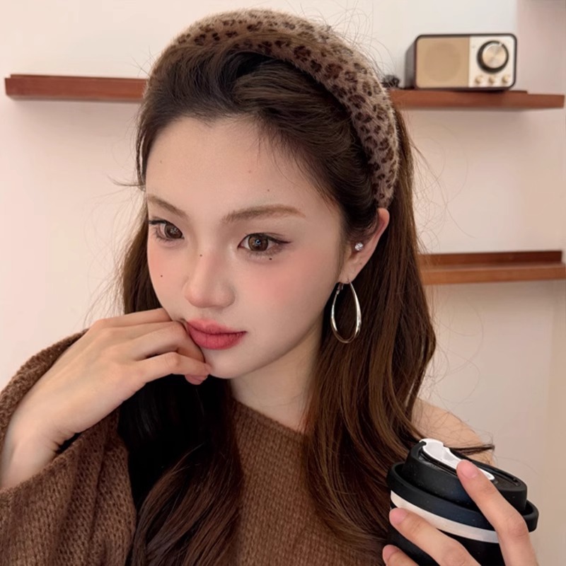 Curry alto cráneo craneal simple elíptico de borde ancho de la prensa de la cabeza de la mujer red roja otoño invierno tarjeta de cabello de alta calidad