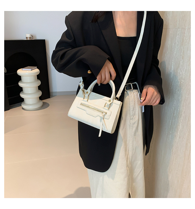 A retro, individualistic, casual single-shoulder crossbody bag for the autumn of 2024, featuring a fashionable, simple and elegant style, and a small square handbag for commuting undefined