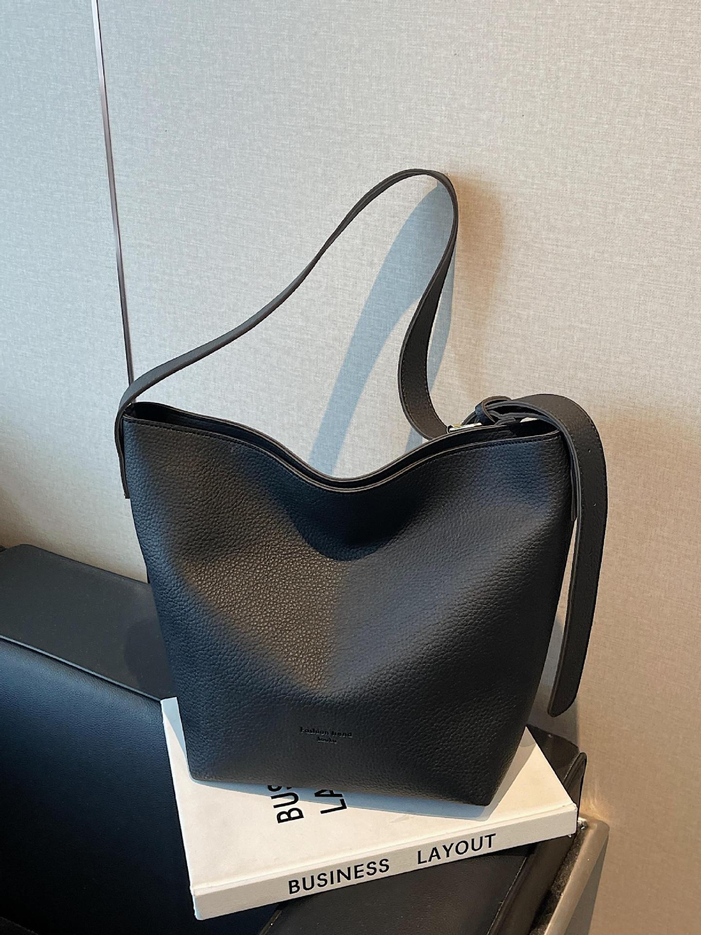 Bolso de cubo de fuego súper retro transfronterizo para mujer 2025 nuevo bolso de hombro simple casual de todo fósforo bolso de mensajero de superficie suave de moda