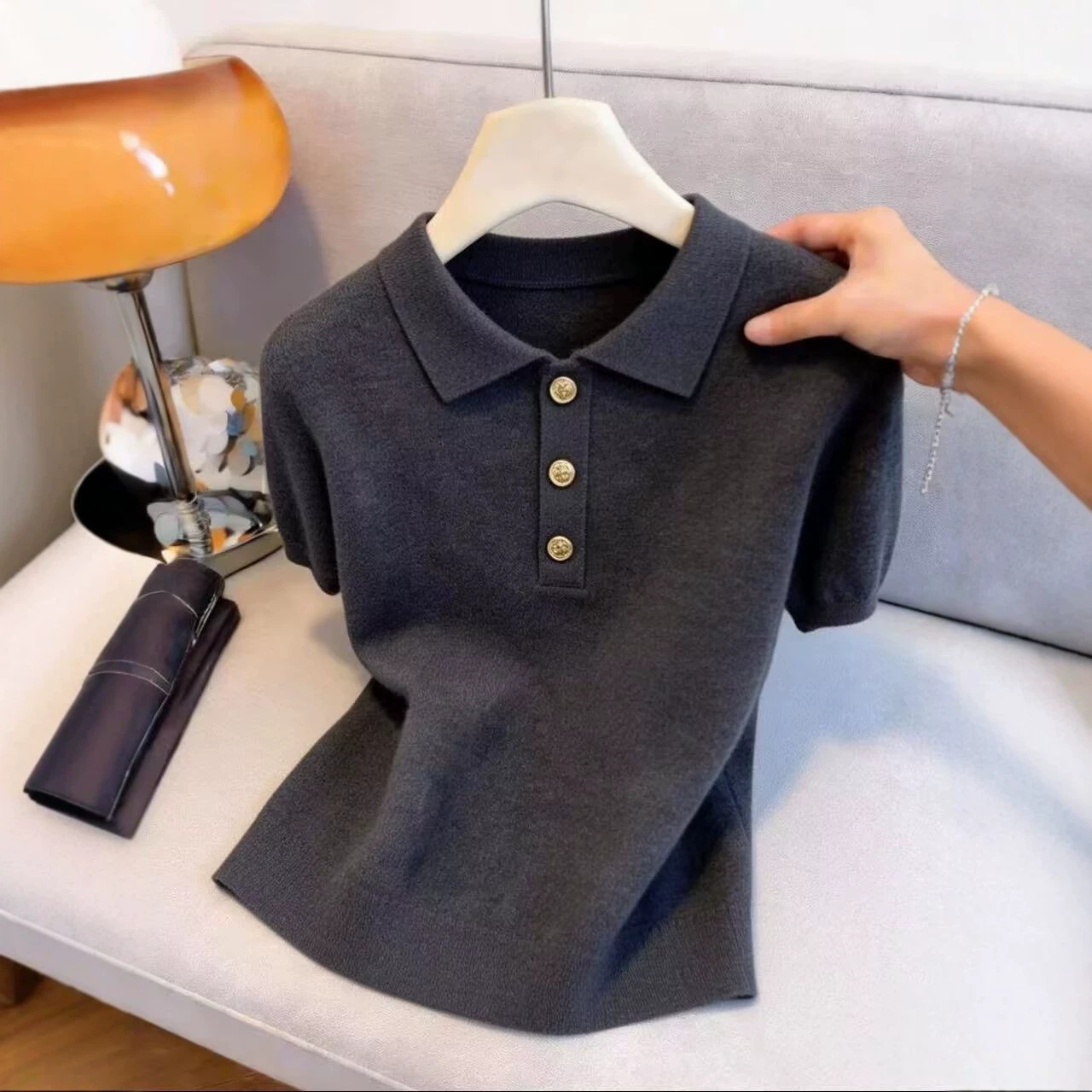 Áo thun polo nữ tay ngắn cổ bẻ phong cách Pháp, dáng ôm vai vuông, thiết kế gầy — màu xám chi tiết 2