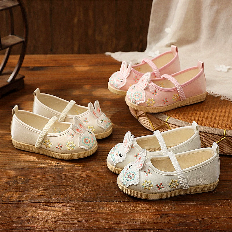 Традиционные пекинские тканевые туфли для девочек, весенне-осенние туфли, новая модель 2025 года, туфли для девочек в стиле Ханьфу «Нефритовый кролик», детские вышитые туфли в древнем стиле.