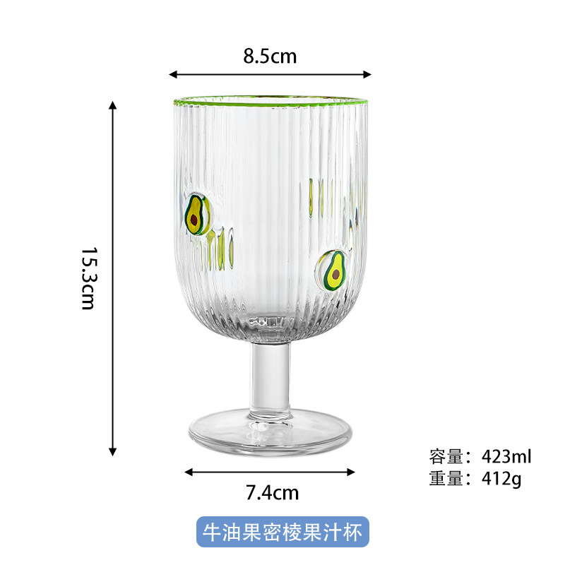 Taza de jugo de aguacate con bordes densos