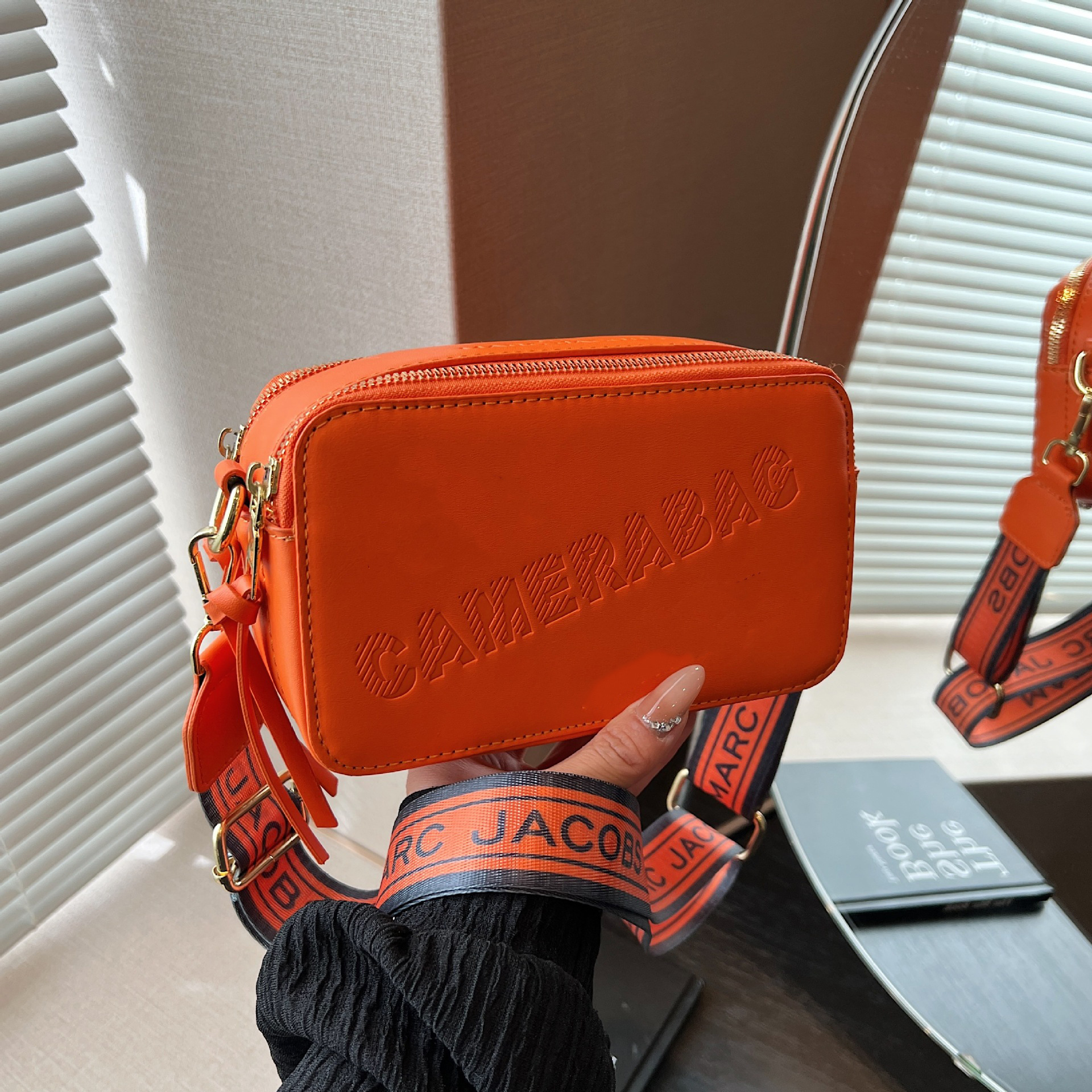 Modelo transfronterizo 2024 primavera nuevo bolso cuadrado pequeño retro europeo y americano moda transfronteriza personalidad color caramelo bolso de cámara