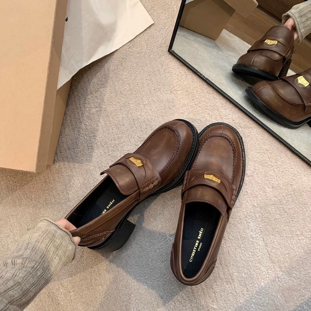 Готово на складе и отправлены за секунды! Лоферы на толстой подошве с круглым носком и маленькими золотыми монетами виноградной мамы в одном каблуке в стиле ретро в британском стиле.