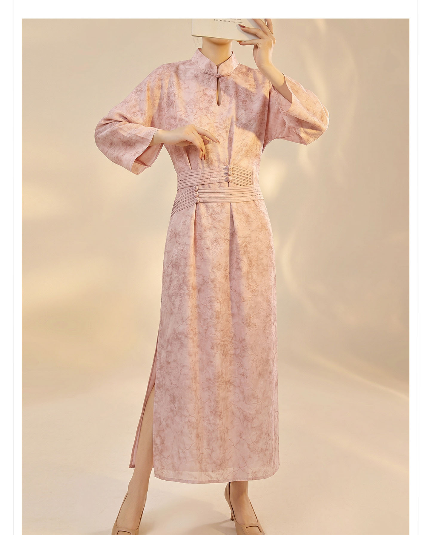 Đầm maxi nữ thắt eo thiết kế jacquard họa tiết hoa văn cổ điển, tay ngắn, cổ đứng — màu hồng chi tiết 13