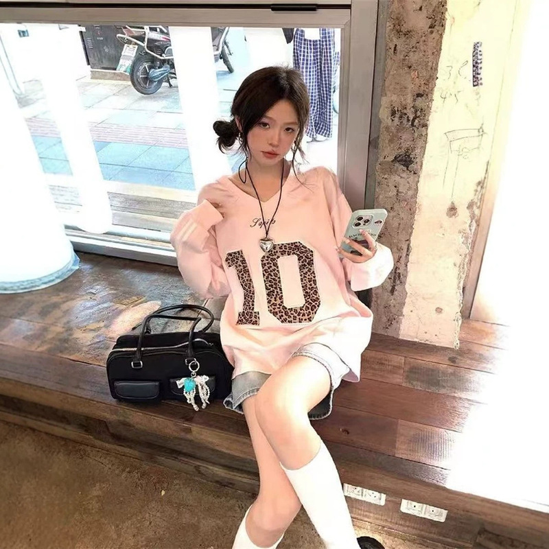 American-style leopard print letter pink V-neck long-sleeve sweatshirt for women, spring and autumn, stylish oversized top American-style leopard print letter pink V-neck long-sleeve sweatshirt for women, spring and autumn, stylish oversized top