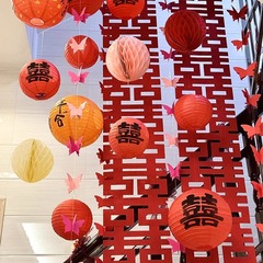 結婚提灯の赤い喜字の花を引く新築の配置用品の天井の色とりどりの旗の農村の結婚式の階段の装飾セット