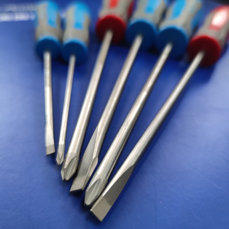 Un destornillador de punto azul importado de los Estados Unidos, un lote de tornillo cruzado industrial endurecido, destornillador de tornillo magnético fuerte doméstico