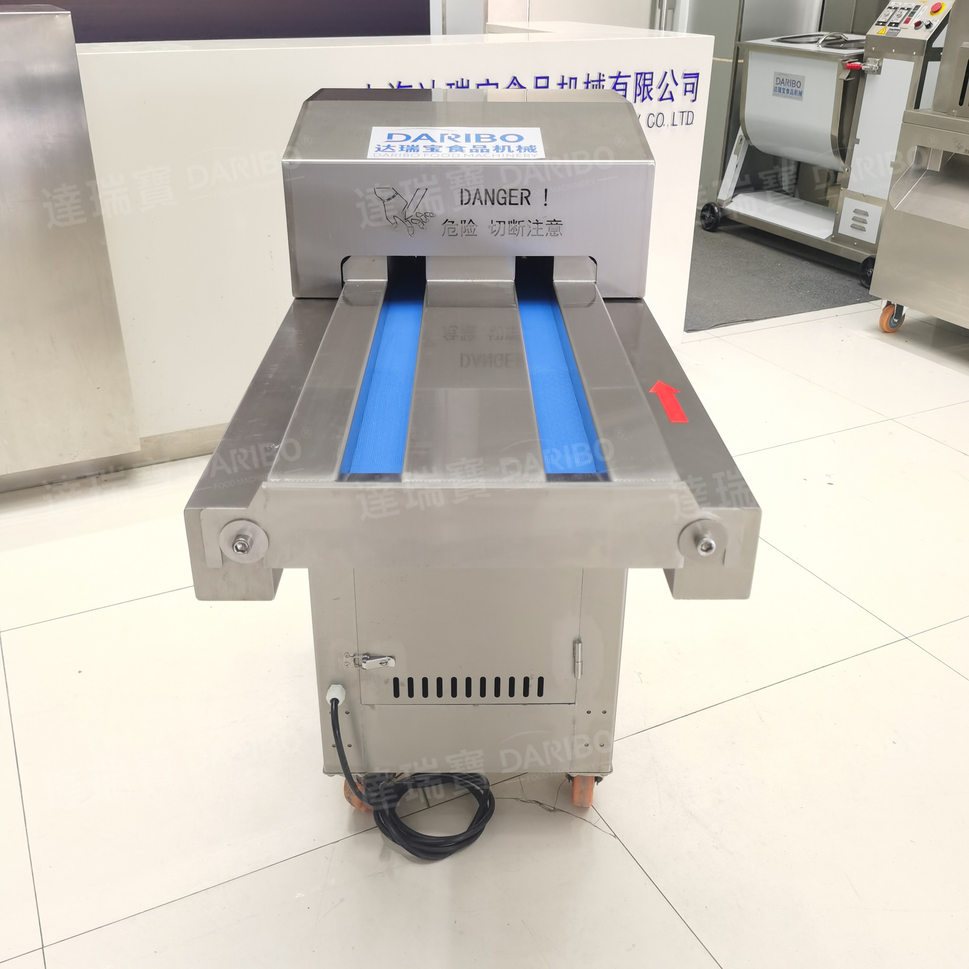 *输送自动进料香辣鸭头分半机 新鲜鸡爪对半切开机 喉骨切半机