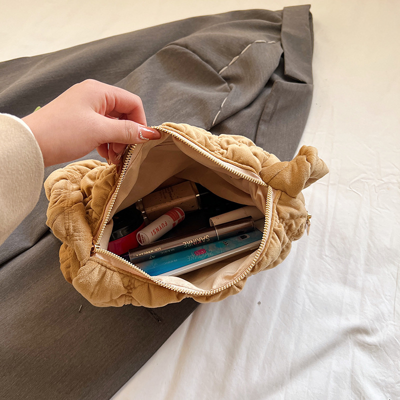 Nuevas nubes plisadas envuelven a las mujeres han bangchao nicho terciopelo envuelve albóndigas casuales envueltas en moda envueltas en un hombro y axilas