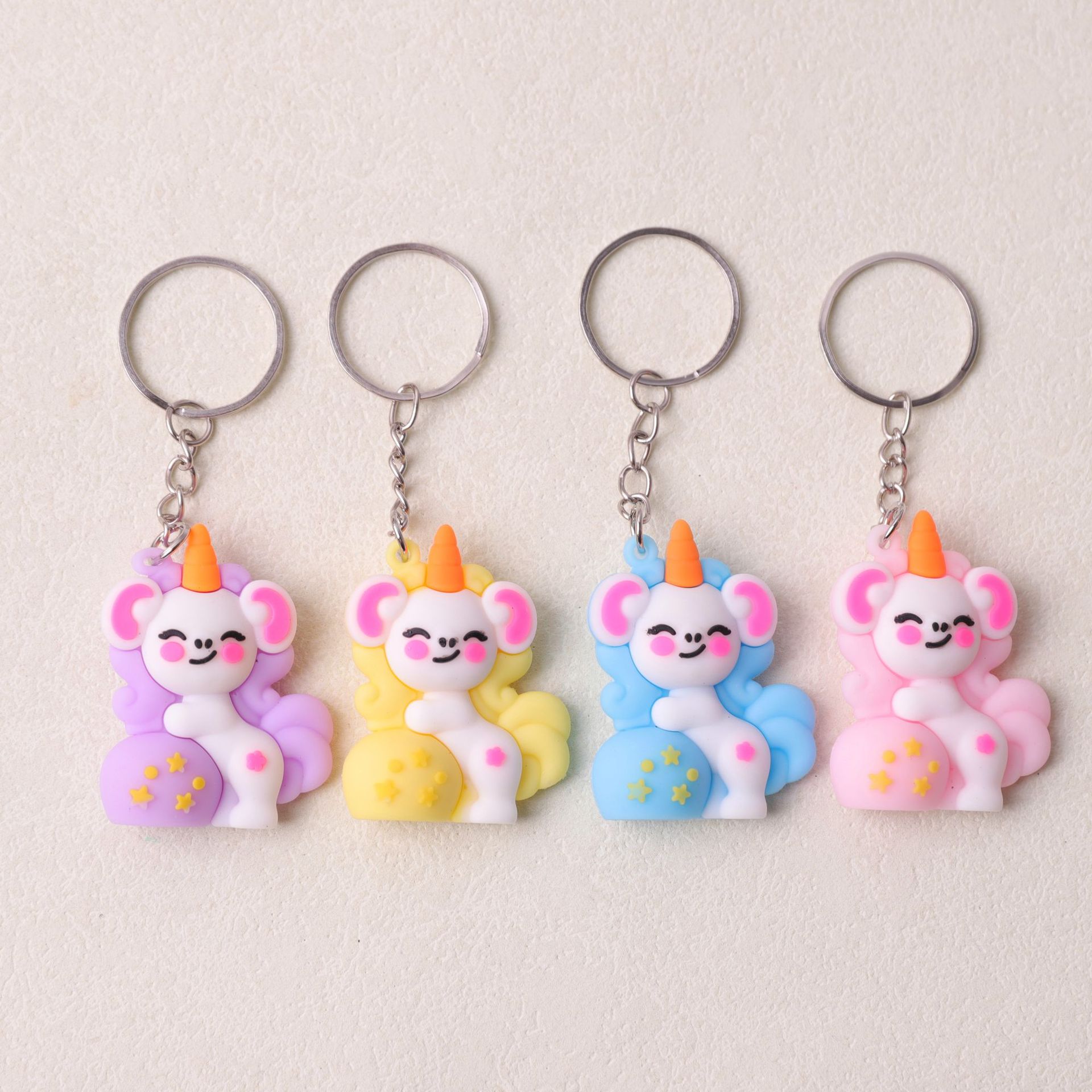 Unicornio de dibujos animados muñeca llavero colgante en línea de popularidad accesorios para jugar adorables muñecas de goma suave empujar regalos al por mayor