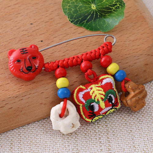 Baby suppresses shock to ensure safety, pig shock bones, dog teeth, peach basket safety pin, Dragon Boat Festival sachet, brooch, portable pendant