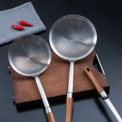 Wooden handle colander, stainless steel wire colander, new kitchen supplies 304 hot pot spoon, deep-frying drain spoon, noodle spoon wholesale