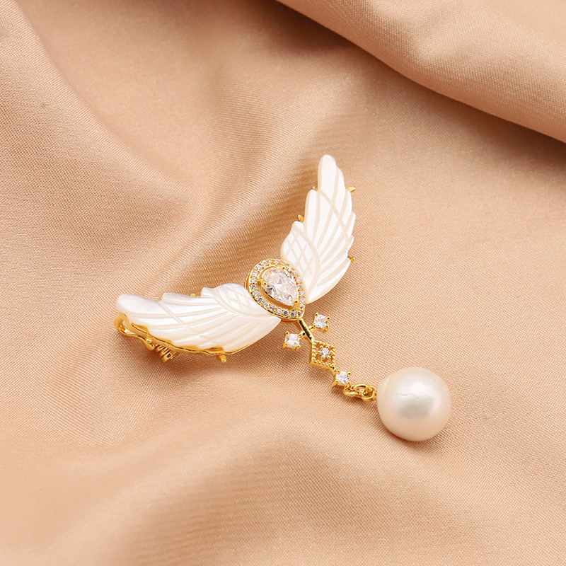 Alas de Ángel alas de concha broche de perlas nicho de alto grado de luz de lujo ramillete joyería pin 18K chapado en oro femenino
