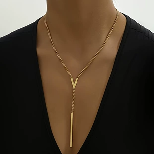 Колье с подвеской-буквой V и бахромой 18K-золото