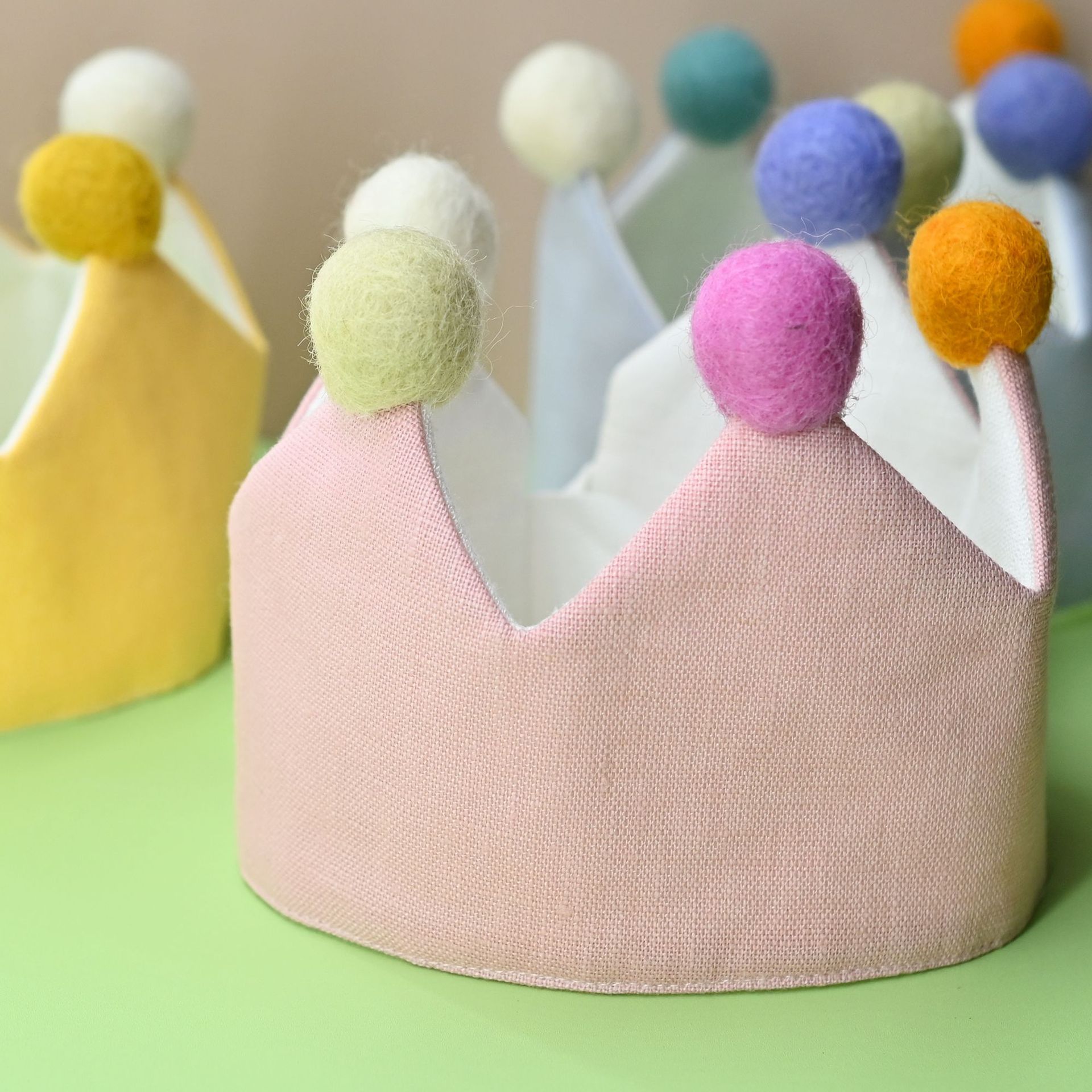 Sombrero de cumpleaños para niños de lino puro algodón lino, sombrero de tema de fiesta de bola de corona, fotografía, accesorios de fotografía, spot