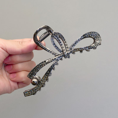 다이아몬드 컷팅 리본 장식 건메탈 스타일