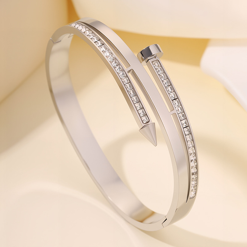 Pulsera de titanio con incrustaciones de diamantes para mujer, se puede usar en la ducha sin decolorarse, estilo europeo y americano, pulsera versátil de acero inoxidable para parejas. image 8