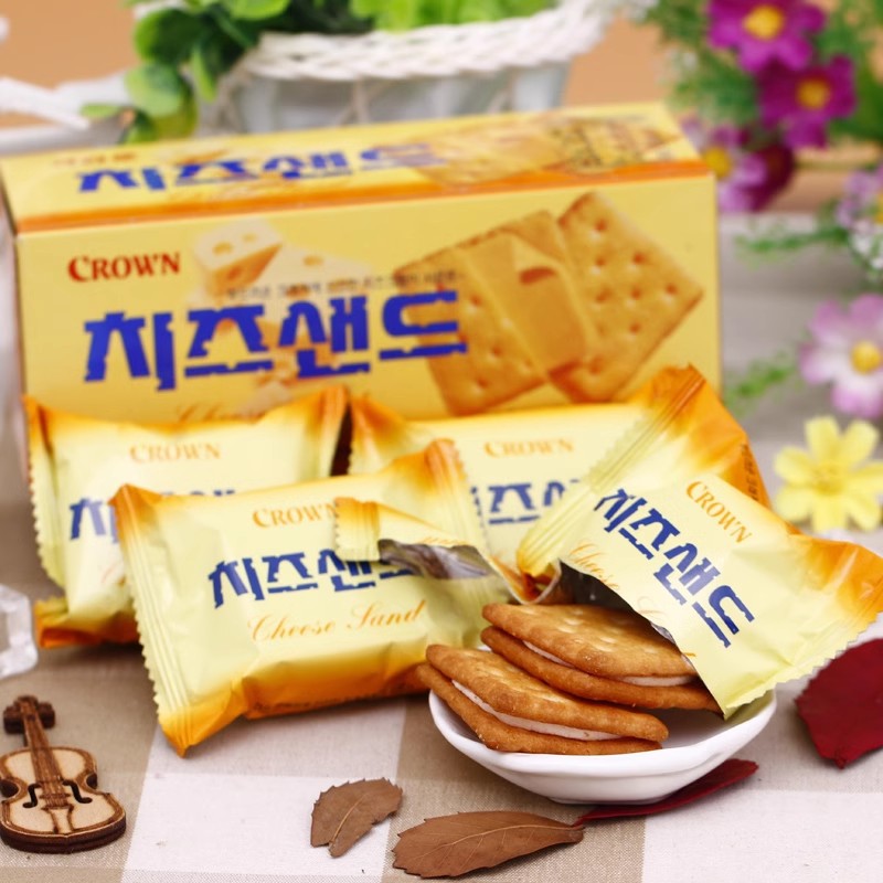 Korean imported Crown Kryolan Salty Cheese Sandwich Cookies for Children's Leisure Snacks 45g Boxed