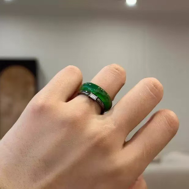 Chinesischer Stil Grüner Chalcedon Ring Mit Quadratischem Diamant_voghion.com