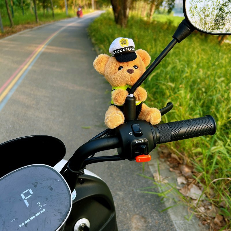 [Perdida de dinero] policía de tráfico oso decoración de motocicleta encantadora muñeca de bicicleta eléctrica muñeca creativa muñeca colgante
