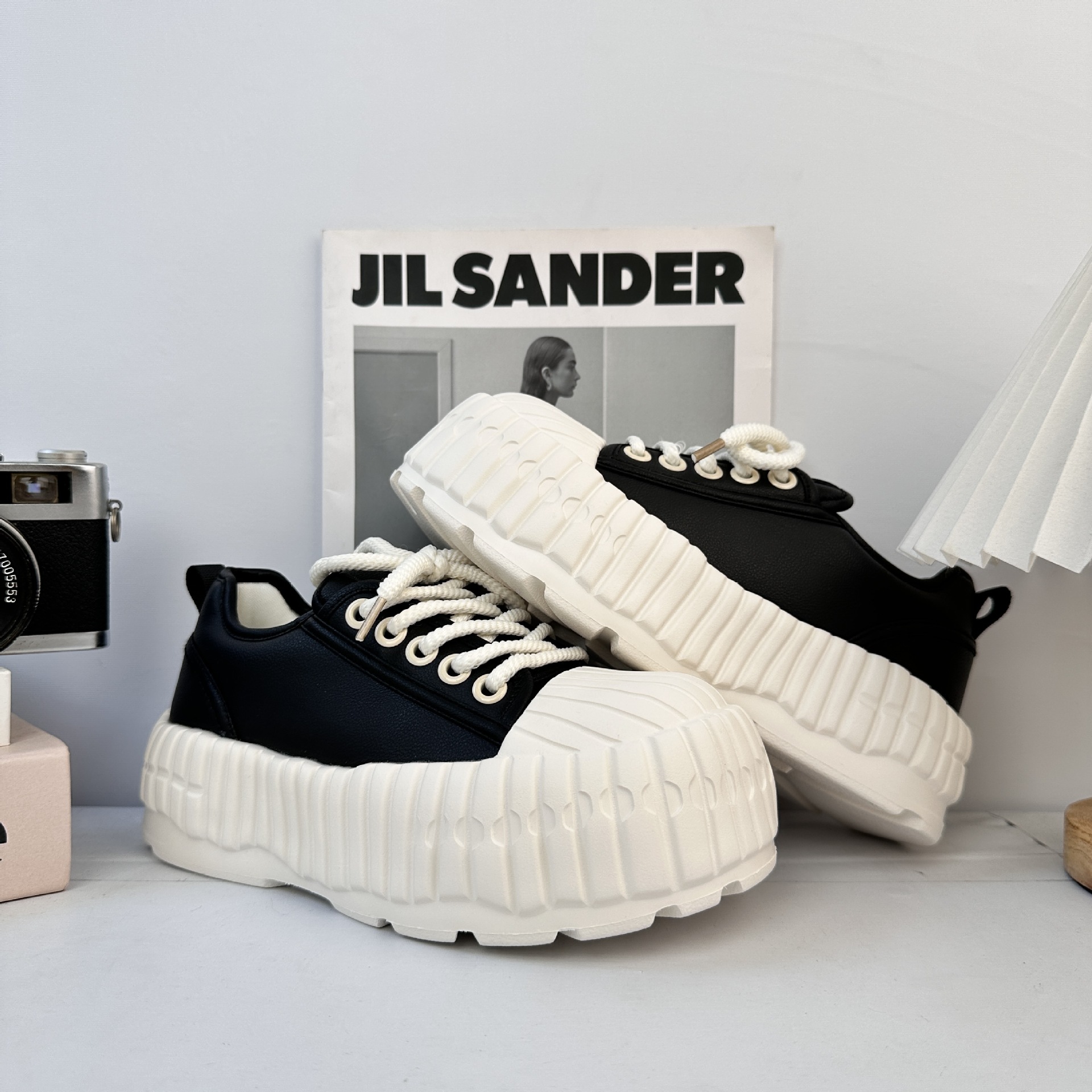 Zapatos blancos de cabeza de concha para mujeres 2025, nuevos zapatos casuales transpirables con base de muffin, pantalones de piernas anchas, zapatos de skate