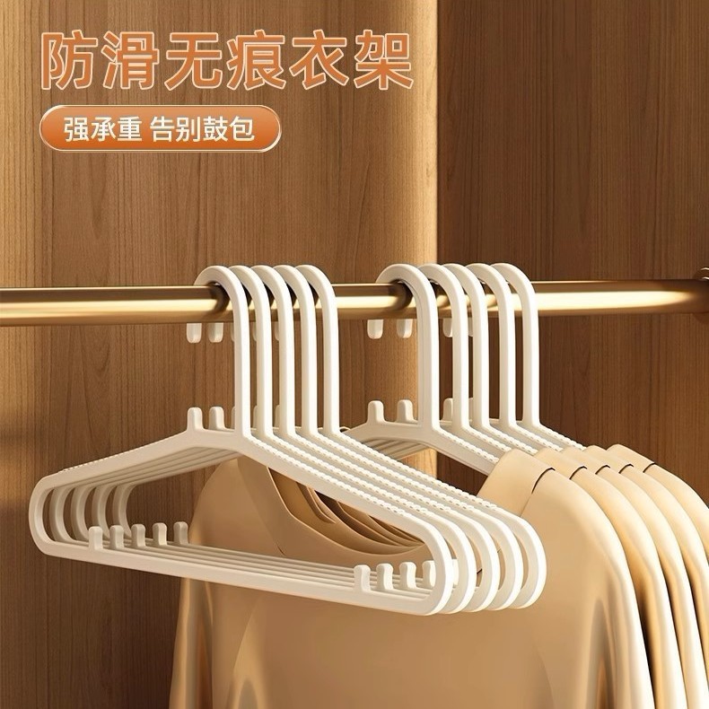 厚手のハンガーは家庭用の服を掛けています。肩の角の滑り止めを防止します。|undefined