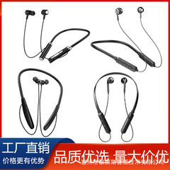 新型首を掛けてブルートゥースの無線のイヤホンの首を掛けます。