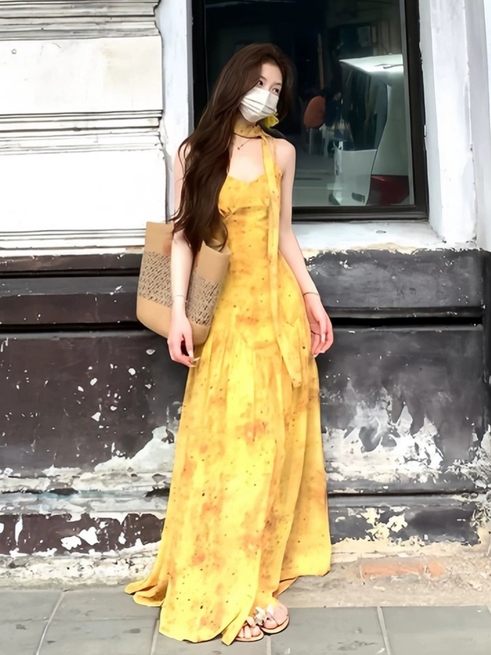 云南大理度假风黄色碎花吊带连衣裙女夏南法出片穿搭拍照沙滩长裙