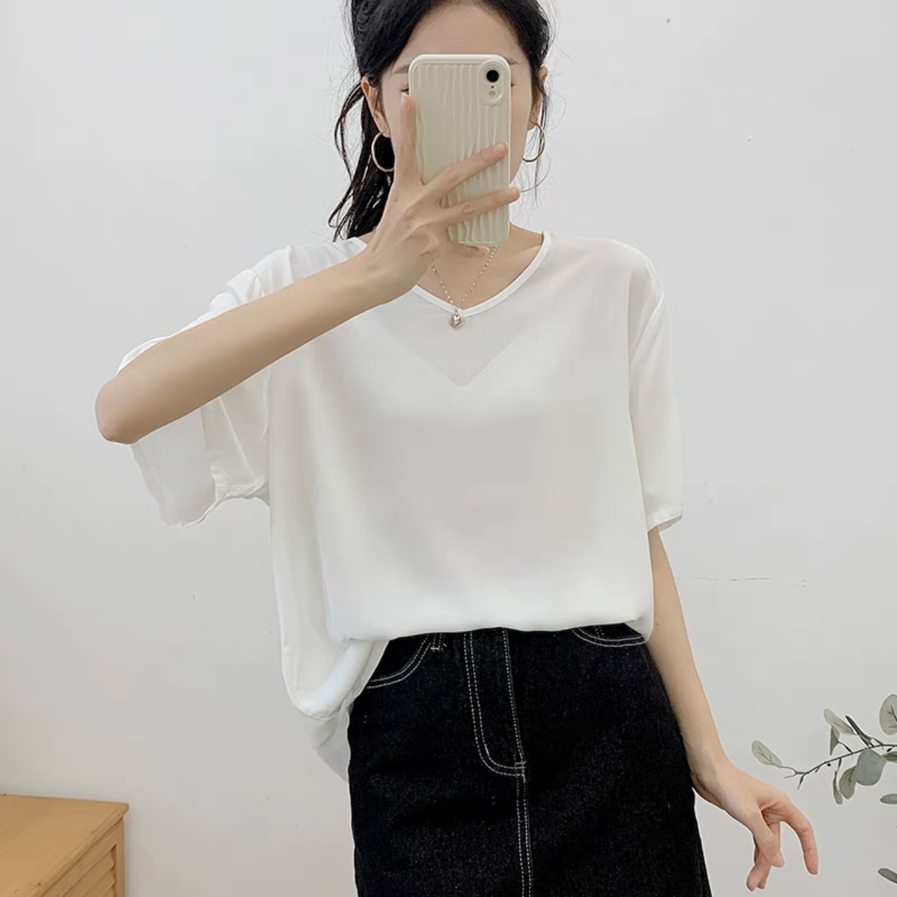 Camiseta de verano de mujer suelta blanca, manga corta con cuello en V, talla grande, seda de algodón de longitud media, camiseta de color sólido simple, camisa de fondo