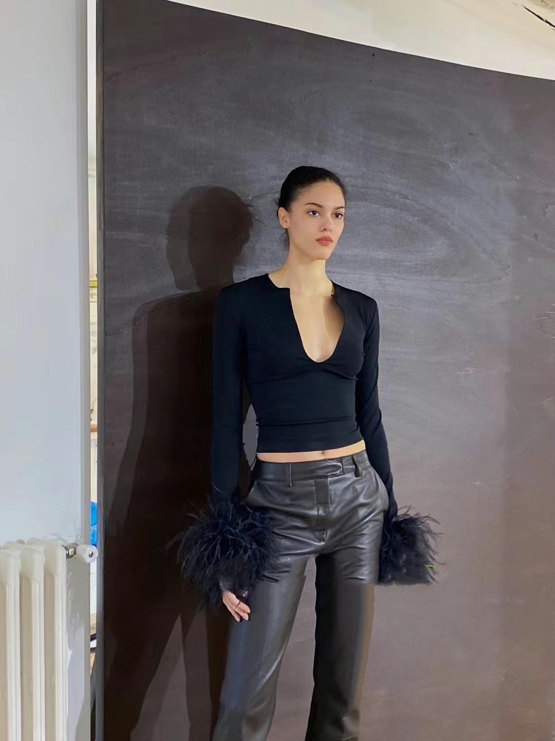 Nuevo Top de Punto con Plumas de Avestruz, Diseño Francés Retro y Versátil, Cuello en V Profundo, Sexy y Ajustado, Otoño 24 image 1