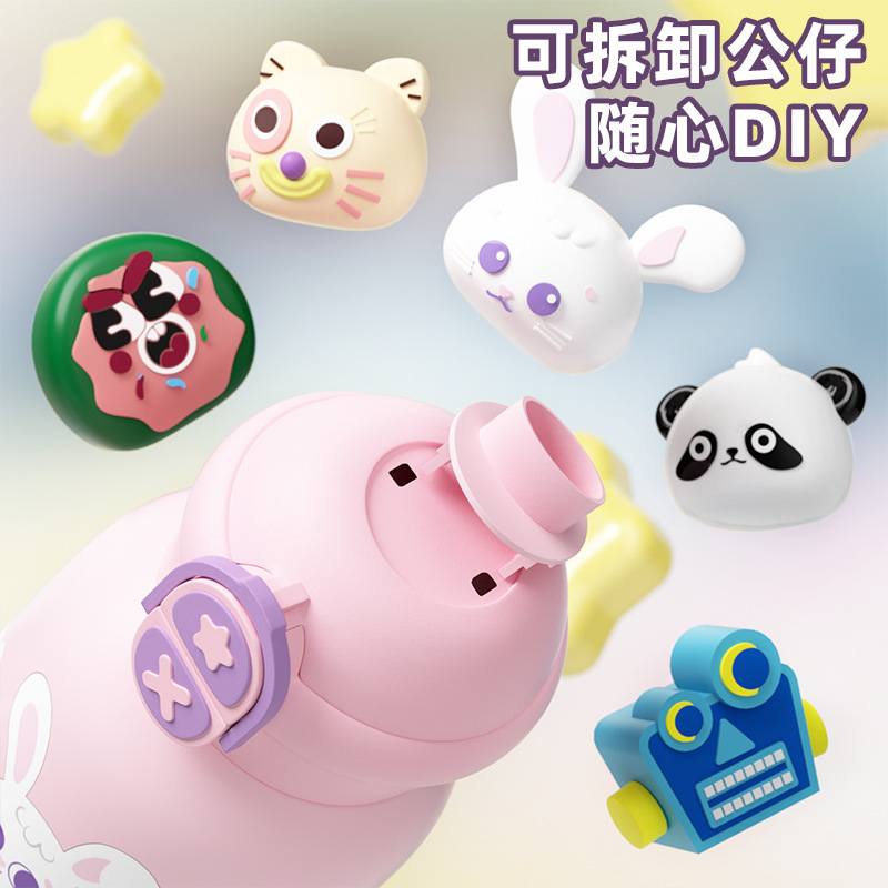 新商品の子供用保温カップはストロー付きのコップを持っています。|undefined