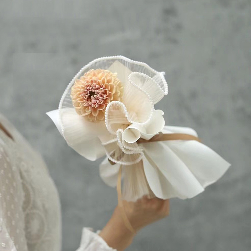 Los fabricantes más vendidos tienen una gran cantidad de existencias al por mayor de materiales de embalaje de flores frescas, hilo de malla, color sólido, hilo de onda plisado de color sólido, hilo de malla